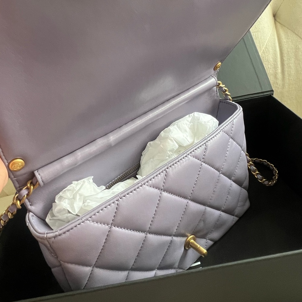 ‼️Rare color & rare size Not a Mini‼️CHANEL Shiny Lambskin Pearl Logo Flap - Picture 7 of 9